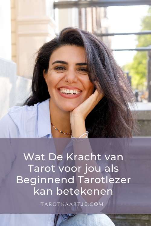 beginnende tarotlezer met de kracht van tarot buiten op trap