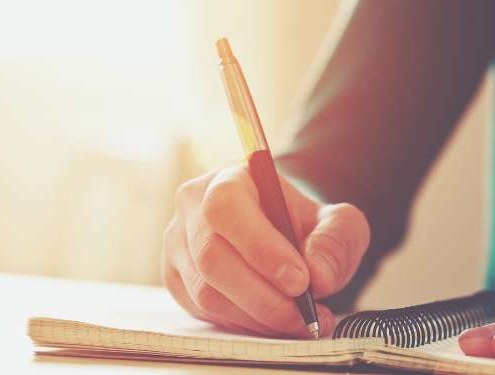 tarot journaling, vrouw schrijvend in dagboek